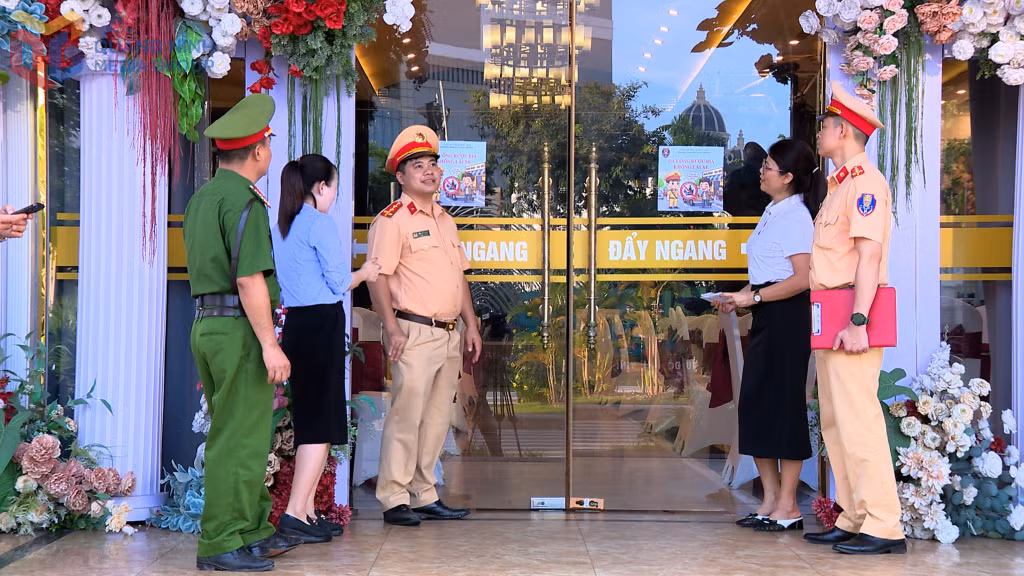 Pano, áp phích tuyên truyền tác hại của việc lạm dụng rượu bia được dán tại những nơi thực khách dễ nhìn, dễ thấy.