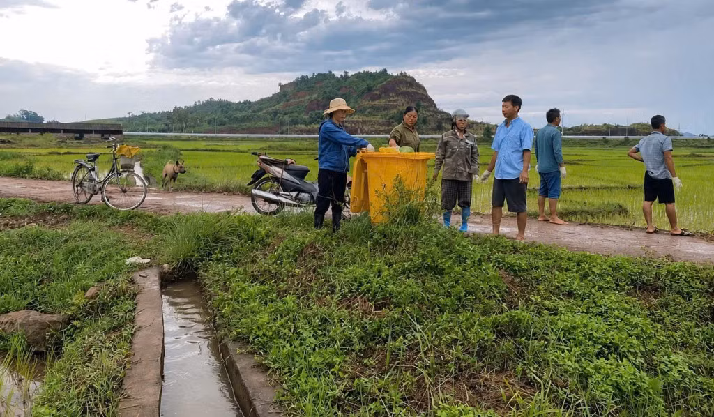 Thành viên câu lạc bộ “Nông dân bảo vệ môi trường” thôn Đông Nam, xã Đông Ngũ tham gia thu gom rác thải trên đồng ruộng. Ảnh: Hội Nông dân xã Đông Ngũ