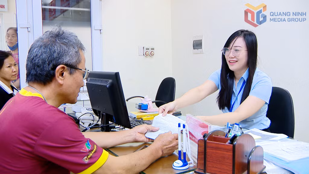 Cán bộ Trung tâm Phục vụ hành chính công phường Quang Hanh hướng dẫn người dân hoàn thiện hồ sơ.
