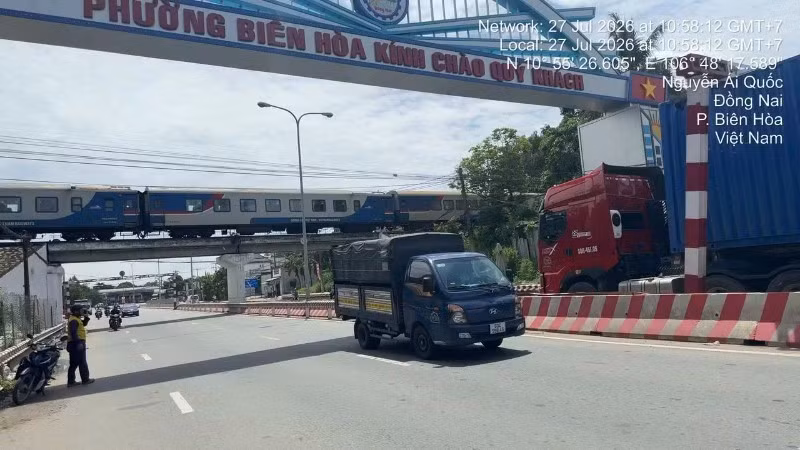 Xe tải tông khung bảo vệ cầu đường sắt Hóa An. (Ảnh: VNR)