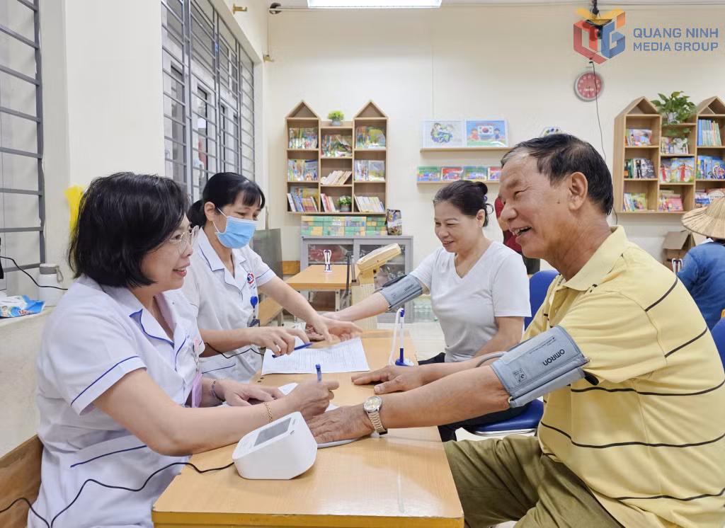 Người dân phường Hồng Gai tham gia khám sức khỏe định kỳ.