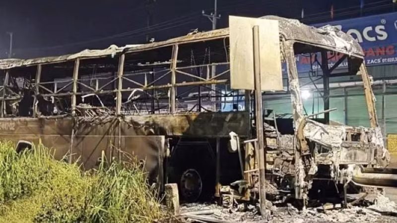 Xe khách bị cháy trong vụ tai nạn đặc biệt nghiêm trọng tại Đồng Nai.