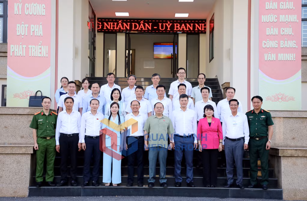 Đồng chí Bí thư Tỉnh ủy, Trưởng Đoàn ĐBQH tỉnh cùng đoàn công tác chụp ảnh với tập thể Ban Thường vụ Đảng ủy phường Hà Lầm (7-2026). Ảnh: Thu Chung