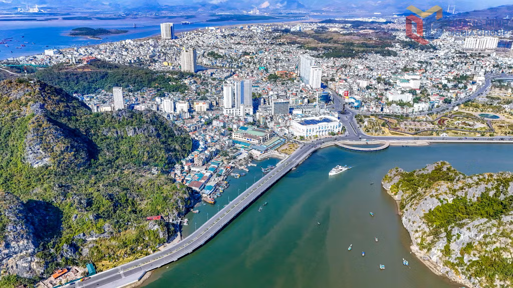 Một góc đô thị trung tâm hiện đại, đồng bộ của Quảng Ninh nhìn từ trên cao.
