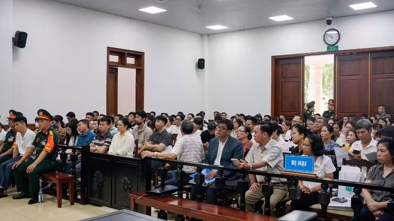 Những người đầu tư vào dự án tham gia phiên tòa.