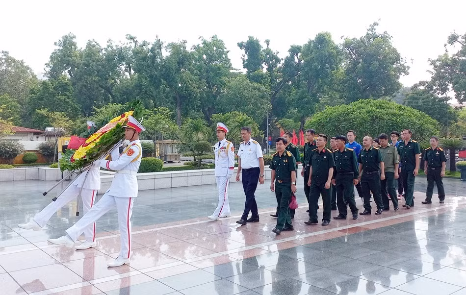 Hội CCB Công ty TNHH MTV Petrolimex Quảng Ninh dâng hương tưởng niệm tại Đài Tượng niệm Liệt sĩ vô danh Bắc Sơn, tháng 7/2025. Ảnh: Đơn vị cung cấp