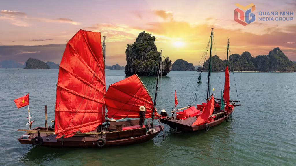Những cánh buồm đỏ thắm trên vịnh Hạ Long tạo điểm nhấn thị giác cho du khách.