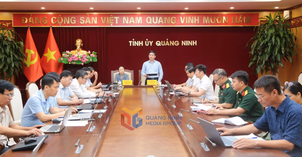 Đồng chí Vũ Quyết Tiến, Phó Bí thư Tỉnh ủy, Chủ tịch Ủy ban MTTQ tỉnh, chủ trì hội nghị quán triệt, triển khai công tác chuyển đổi số ngành Tổ chức xây dựng Đảng.