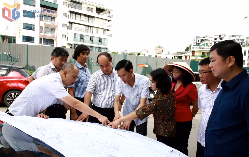 Đồng chí Trịnh Thị Minh Thanh, Phó Bí thư Thường trực Tỉnh ủy, Chủ tịch HĐND tỉnh, kiểm tra một số dự án còn vướng mắc trên địa bàn phường Bãi Cháy.&nbsp;Ảnh: Mạnh Trường