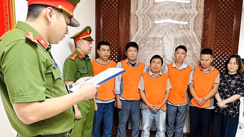 Cơ quan Công an thi hành quyết định khởi tố các bị can.
