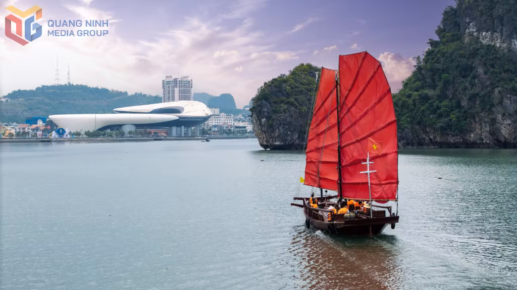 Tour thuyền buồm ba vách vịnh Hạ Long mang lại cảm giác trải nghiệm độc đáo, đậm dấu ấn văn hóa cho du khách. Ảnh: Hoàng Quỳnh