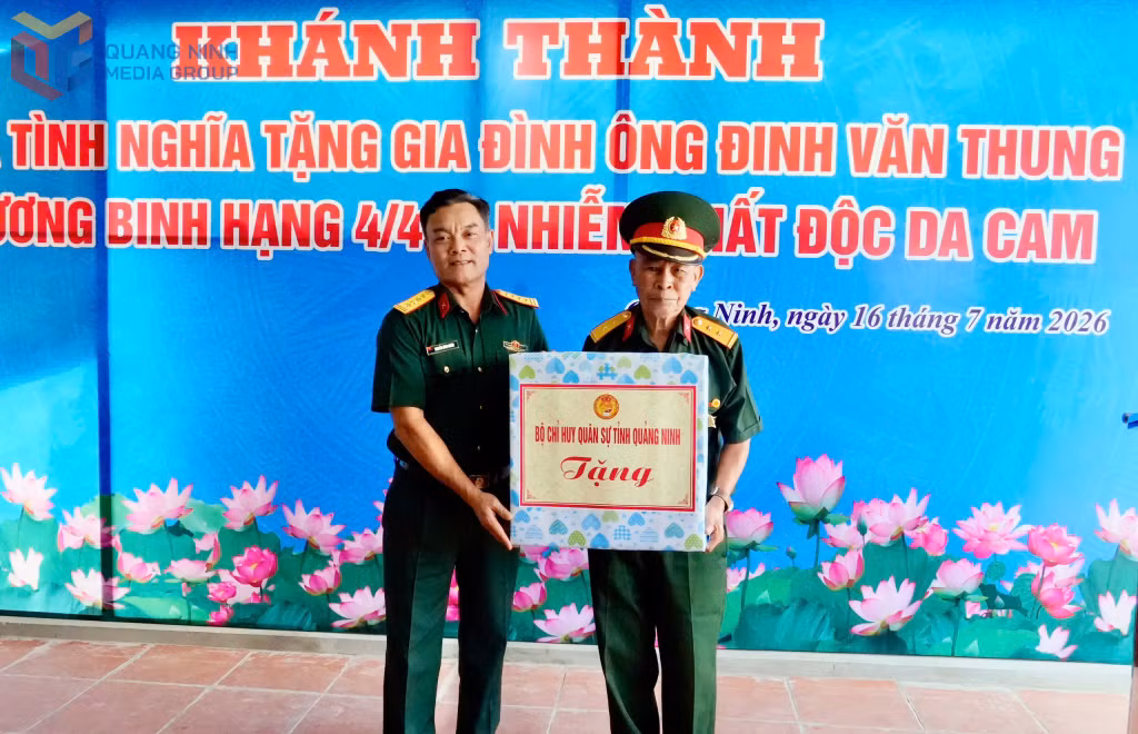 Đại tá Nguyễn Đình Khiêm, Phó Chính uỷ Bộ CHQS tỉnh, trao tặng quà của Bộ CHQS tỉnh cho ông Thung.