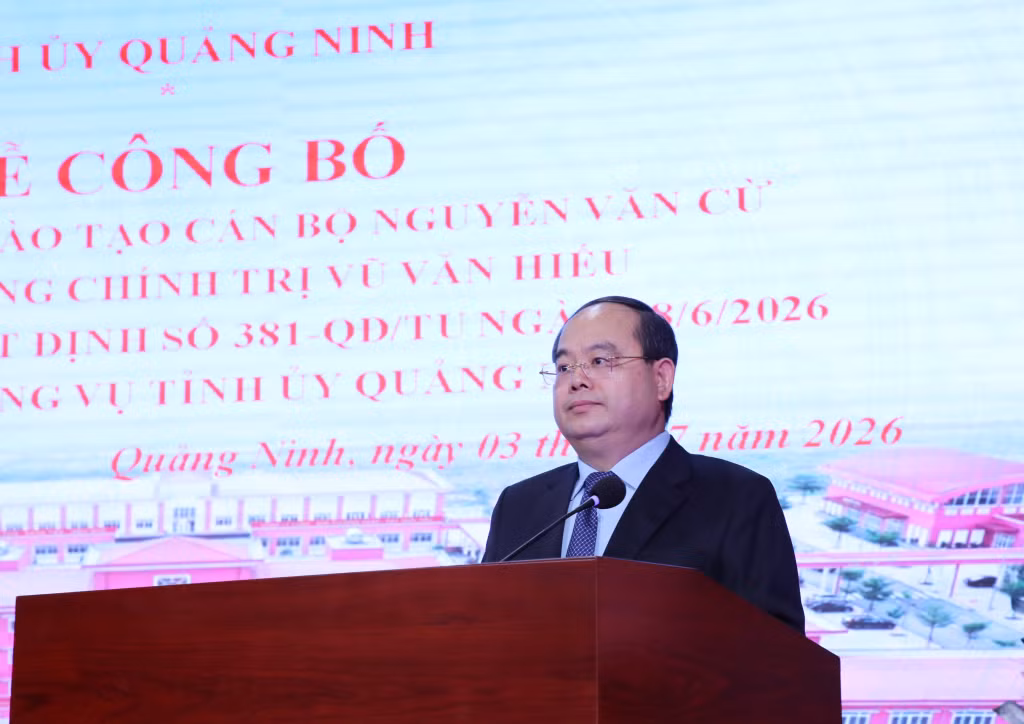 Đồng chí Quản Minh Cường, Ủy viên Trung ương Đảng, Bí thư Tỉnh ủy, Trưởng Đoàn ĐBQH tỉnh, phát biểu chỉ đạo tại buổi lễ.