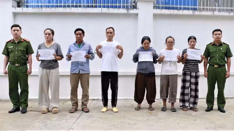 Các đối tượng bị bắt giữ. (Ảnh: HẬU HẠNH)