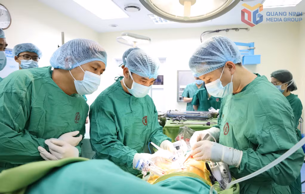 Các bác sĩ thực hiện kỹ thuật ghép.