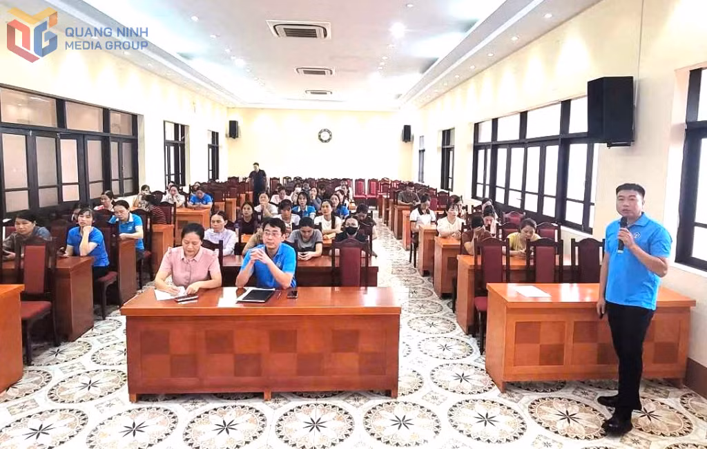 BHXH cơ sở Bình Liêu phối hợp với Hội LHPN xã tổ chức hội nghị tuyên truyền, đối thoại trực tiếp về chính sách BHXH tự nguyện, BHYT hộ gia đình. Ảnh: Hoàng Gái (CTV)