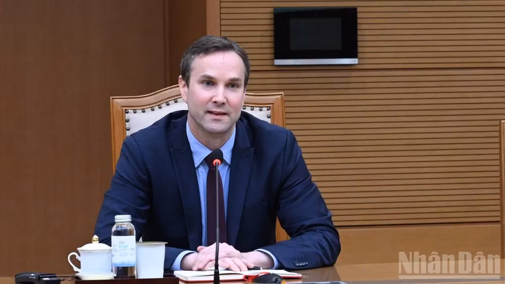 Ông Jochen Schmittmann, Trưởng đại diện đương nhiệm Văn phòng Quỹ Tiền tệ quốc tế (IMF) tại Campuchia, Lào, Việt Nam, phát biểu ý kiến tại buổi tiếp. (Ảnh: TRẦN HẢI)