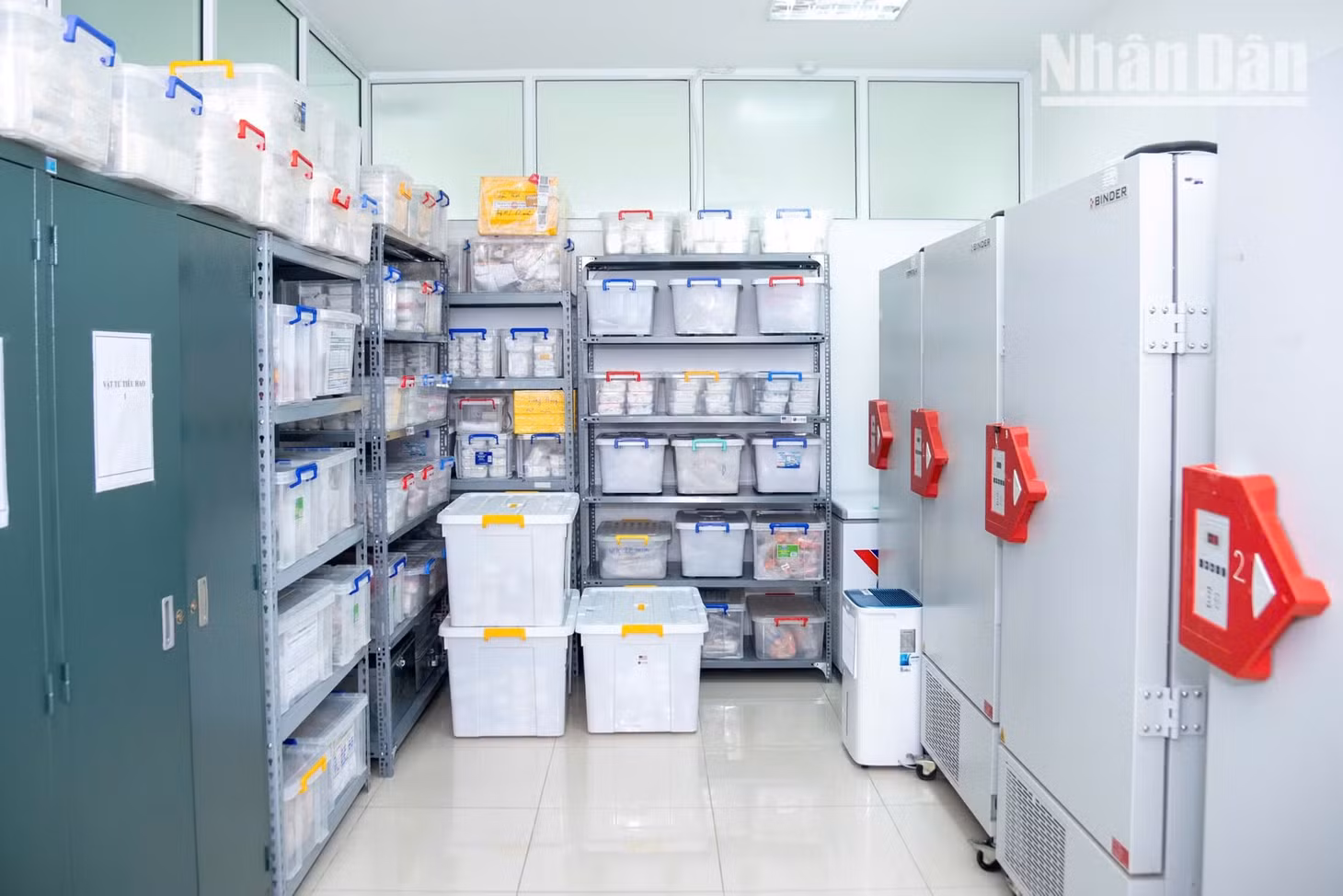 Căn phòng lưu mẫu đặc biệt, nơi bảo quản nghiêm ngặt hơn 10.000 mẫu hài cốt liệt sĩ được quy tập từ khắp các nghĩa trang trên cả nước.