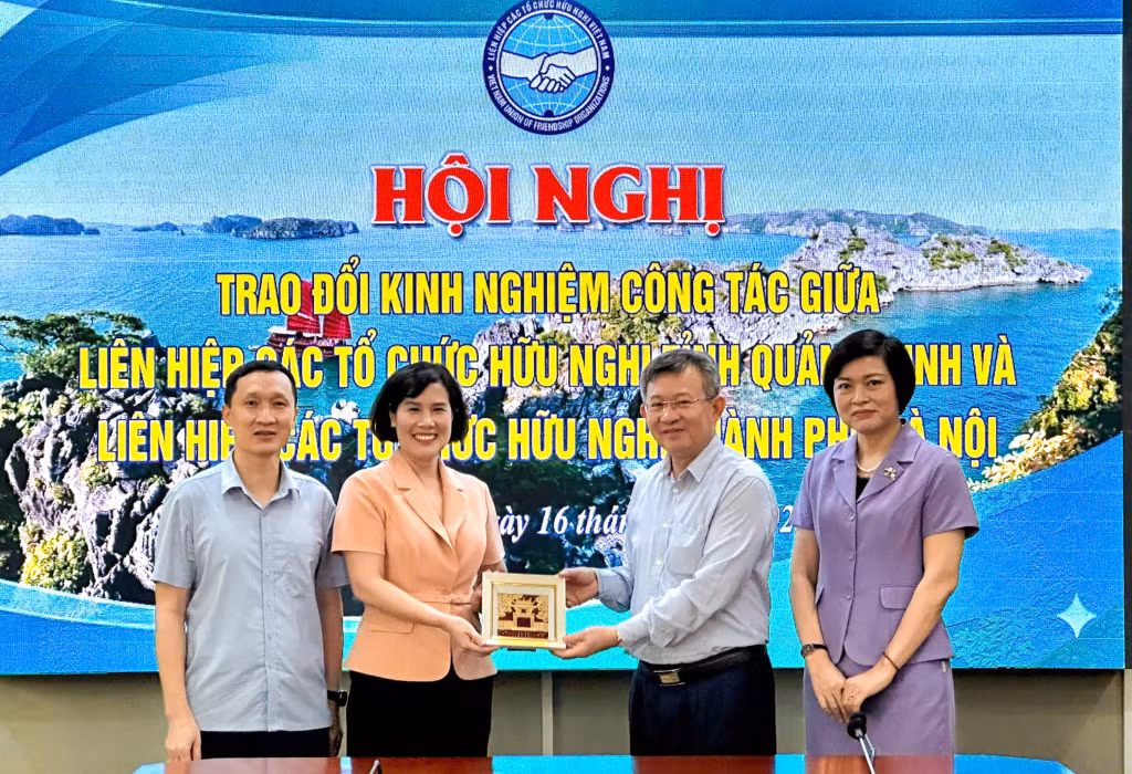 Đại diện Liên hiệp các tổ chức hữu nghị tỉnh Quảng Ninh và TP Hà Nội trao quà lưu niệm.