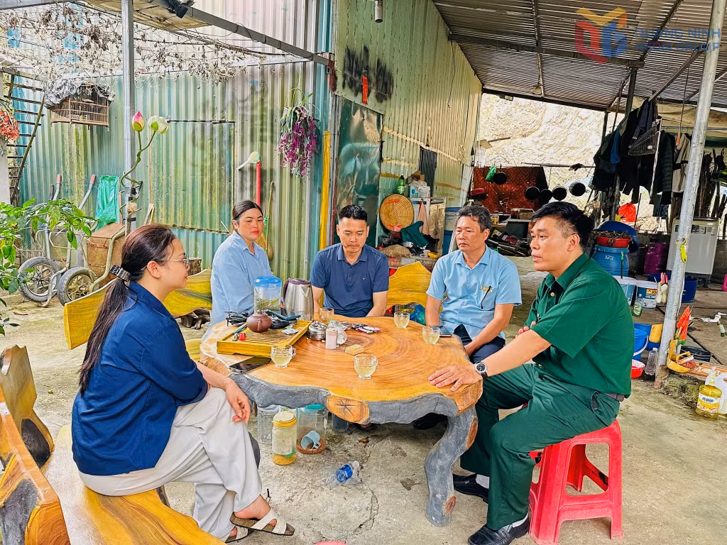 Chị Đặng Thị Oanh được cán bộ xã Hải Sơn tuyên truyền, vận động hiến đất làm đường giao thông.