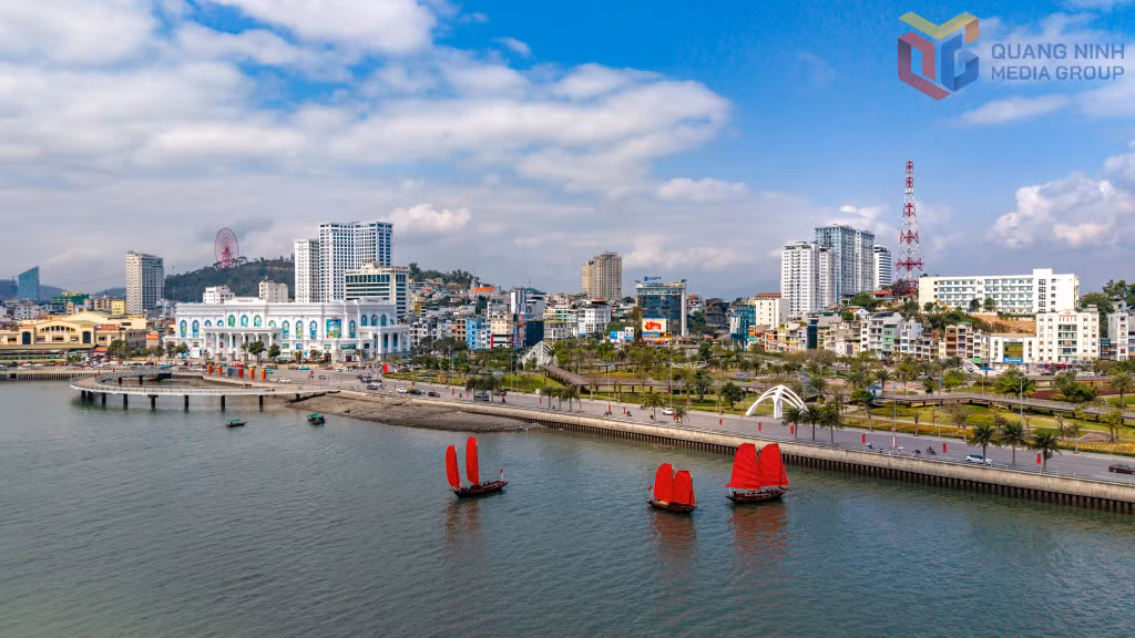 Thuyền buồm truyền thống bên không gian đô thị hiện đại, văn minh.