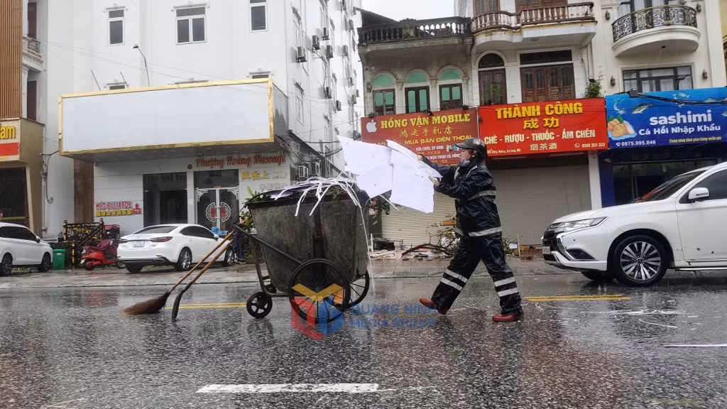 Công tác vệ sinh môi trường, dọn dẹp rác được triển khai nhanh chóng đảm bảo mỹ quan đô thị.