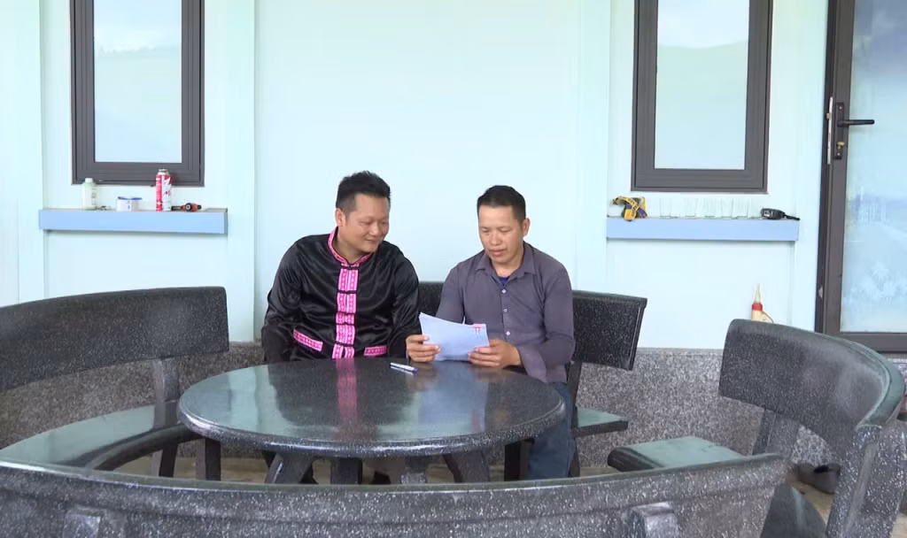 Phó Bí thư Chi bộ thôn Đồng Mộc (xã Đông Ngũ) Chìu Quay Mằn (bên trái) đến nhà người dân trong thôn tuyên truyền, phổ biến đường lối, chính sách, pháp luật của Đảng và Nhà nước. (Ảnh nhân vật cung cấp)
