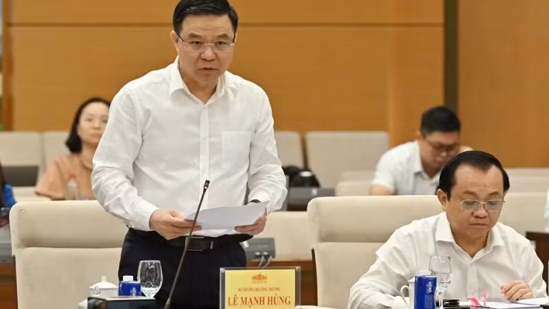 Bộ trưởng Công Thương Lê Mạnh Hùng trình bày Tờ trình tại Phiên họp. (Ảnh: THỦY NGUYÊN)