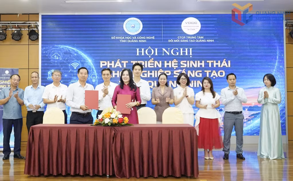 Lãnh đạo Công ty CP Trung tâm đổi mới sáng tạo Quảng Ninh (bên phải) ký biên bản ghi nhớ hợp tác với doanh nghiệp trên địa bàn tỉnh.