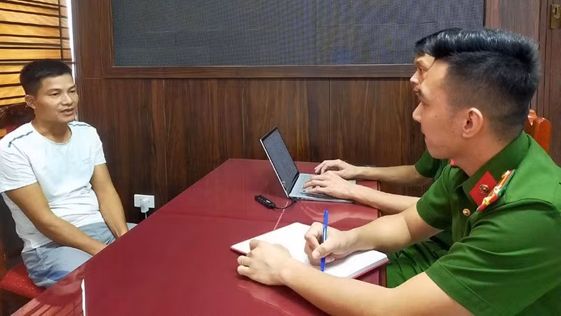 Công an xét hỏi đối tượng Trần Công Hậu.