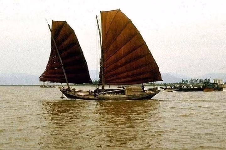 Thuyền buồm nâu trầm trên dòng sông Chanh. Ảnh tư liệu