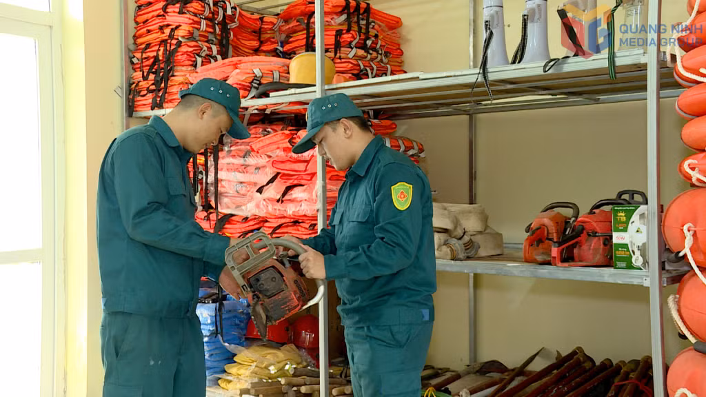 Cán bộ, chiến sĩ Ban CHQS xã Ba Chẽ kiểm tra phương tiện, vật tư PCTT &TKCN.