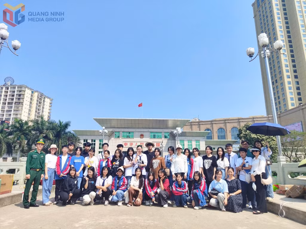 Cô giáo Khổng Thị Thu Trang dẫn học sinh tham quan và học tập thực tế tại Cửa khẩu quốc tế Móng Cái.