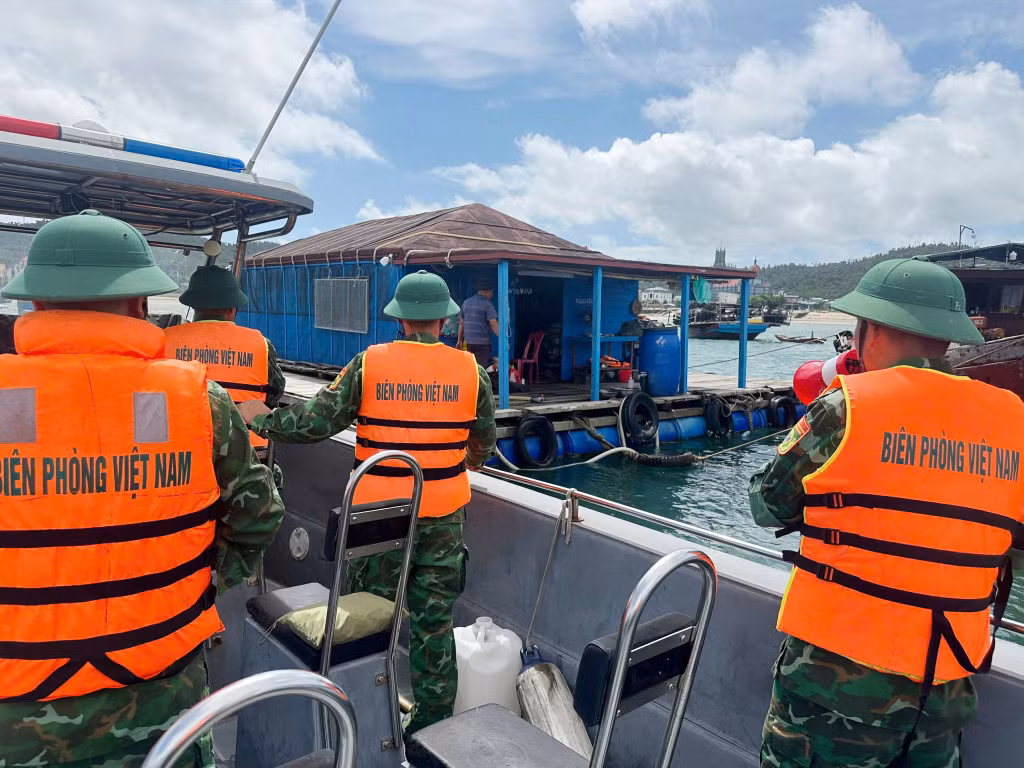 Lực lượng BĐBP kêu gọi tàu thuyền, ô lồng bè khẩn trương di chuyển vào nơi tránh trú bão. 