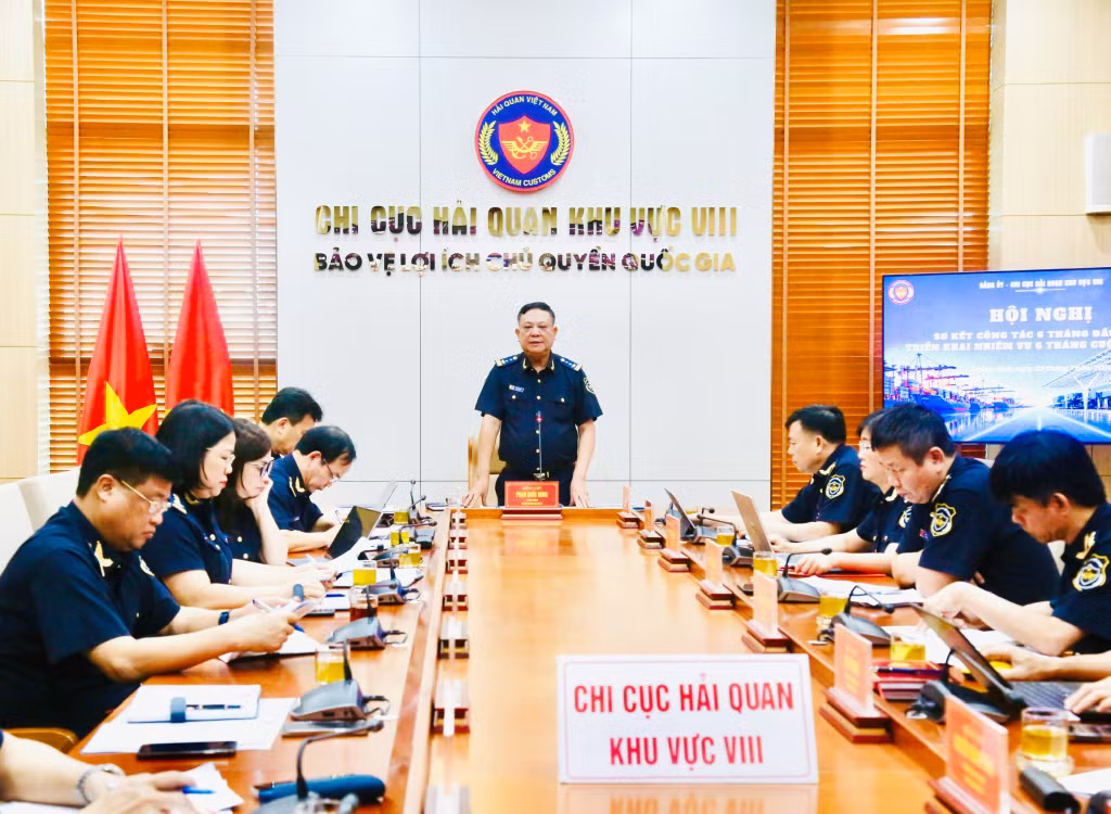 Đồng chí Phạm Quốc Hưng, Bí thư Đảng ủy, Chi cục trưởng Chi cục Hải quan khu vực VIII, phát biểu ý kiến chỉ đạo tại hội nghị.