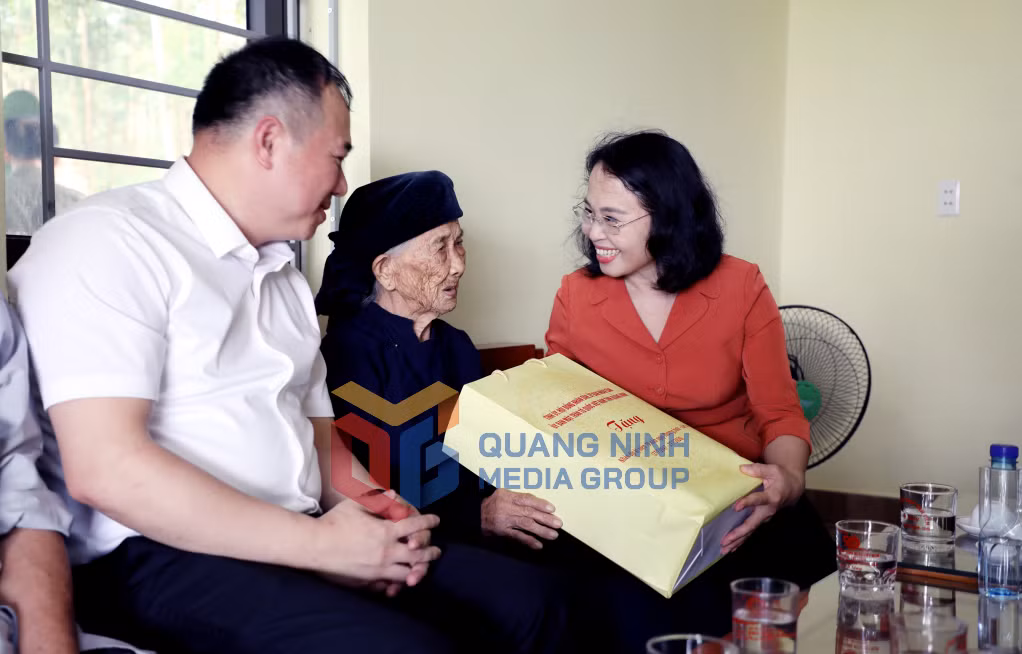 Đồng chí Trịnh Thị Minh Thanh, Phó Bí thư Thường trực Tỉnh ủy, Chủ tịch HĐND tỉnh thăm, tặng quà Bà Mẹ Việt Nam Anh hùng Hoàng Thị Nghi (tổ 5, khu phố Thanh Sơn 10, phường Uông Bí) (7-2026). Ảnh: Mạnh Trường