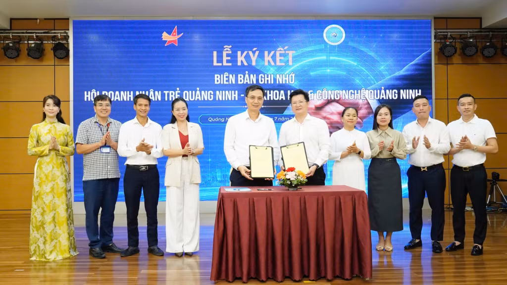 Lãnh đạo Sở KH&amp;CN và Hội Doanh nhân trẻ tỉnh ký kết Biên bản ghi nhớ hợp tác.