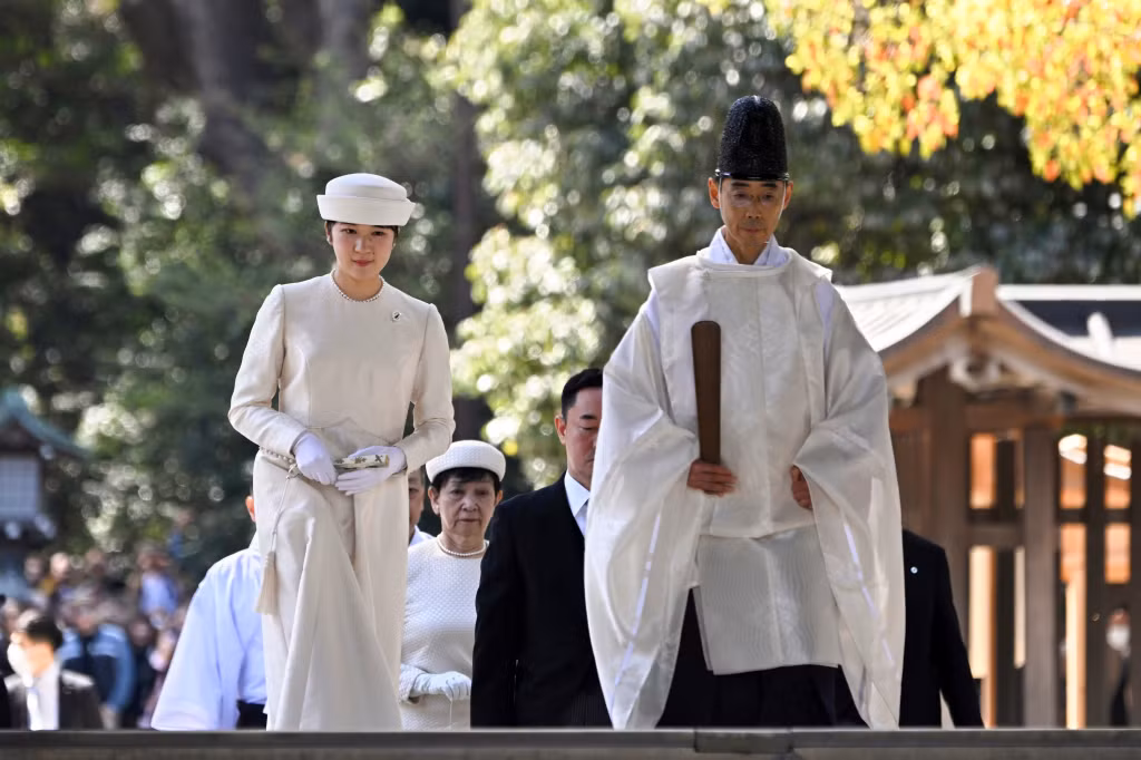 Công chúa Aiko, con gái của Nhật hoàng Naruhito, tham dự lễ tưởng niệm tại đền Meiji ở Tokyo ngày 10/4/2024. Dù được nhiều người dân Nhật Bản ủng hộ, bà không có quyền kế vị ngai vàng theo quy định hiện hành. Ảnh: AP