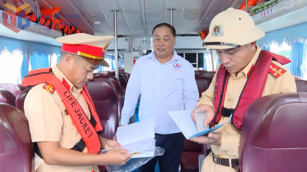 Lực lượng CSGT thuỷ tuyên truyền quy định ATGT cho lái tàu. 
