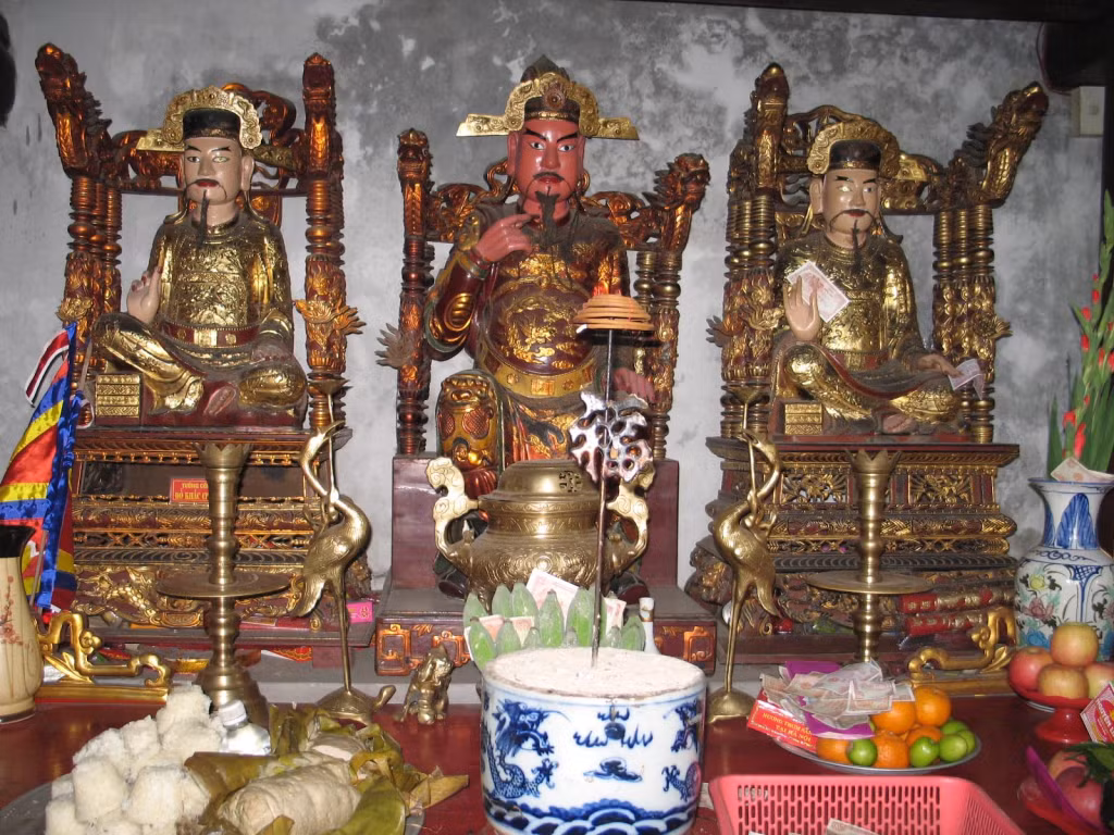 Những pho tượng về gia tộc, tướng lĩnh nhà Trần góp phần làm tăng giá trị lịch sử, văn hóa của đền Cửa Ông.