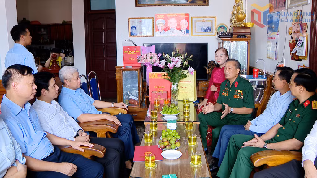 Thứ trưởng Bộ Nội vụ Nguyễn Mạnh Khương cùng lãnh đạo tỉnh Quảng Ninh thăm hỏi, trò chuyện với thương binh Đinh Thanh Biển (phường Hạ Long).