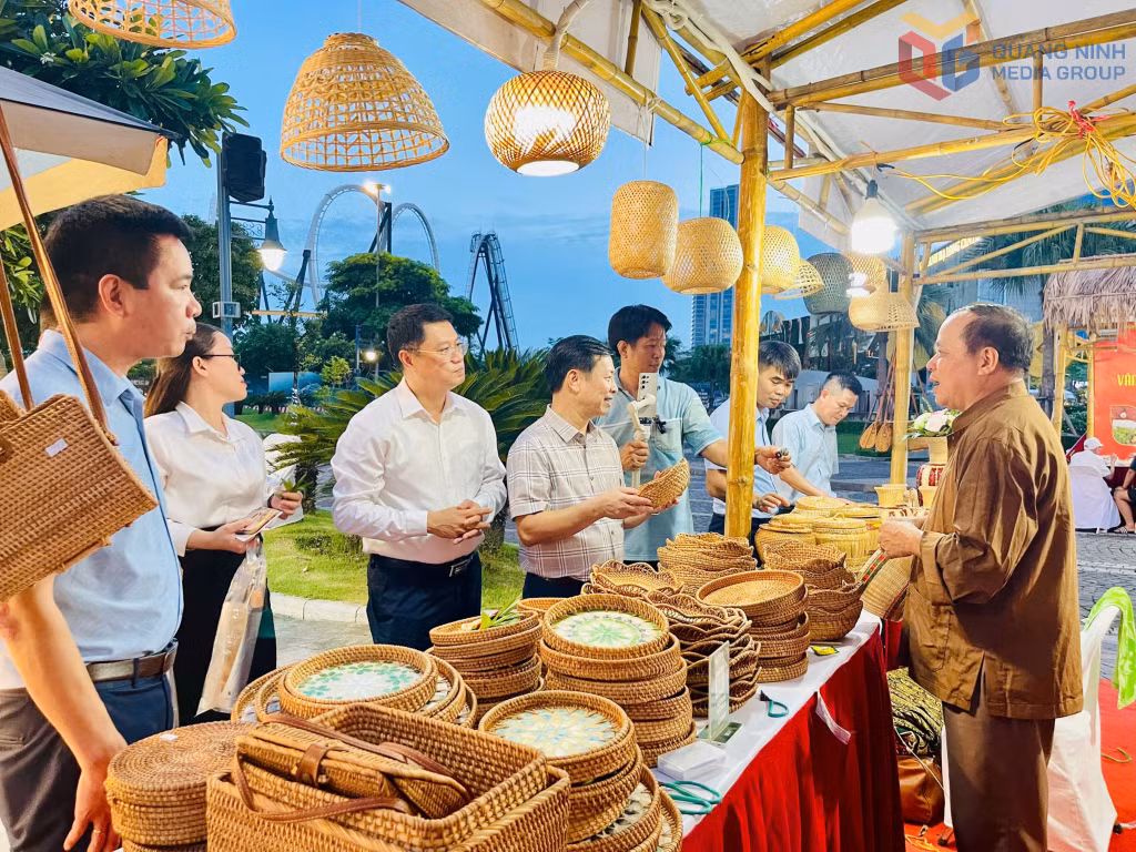 Các đại biểu tham quan gian hàng mây tre đan truyền thống.