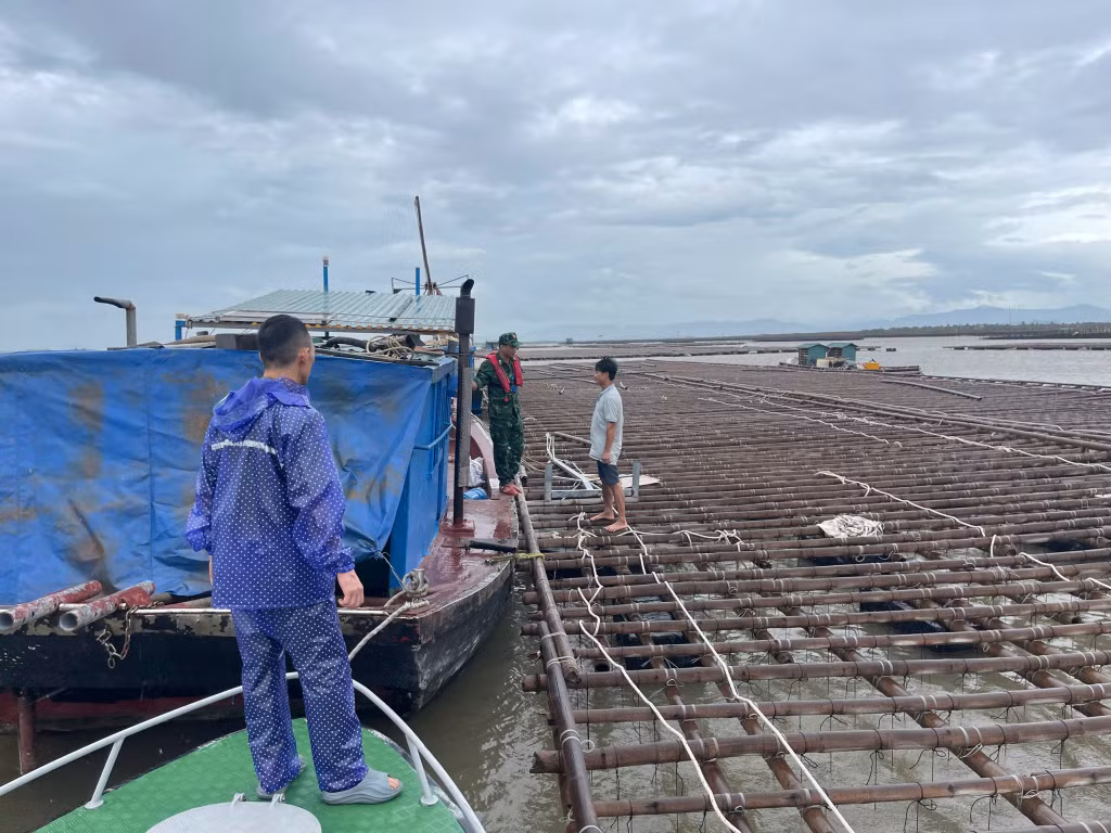 CBCS Trạm KSBP Hà An tuyên truyền, đưa người dân tại các giàn bè nuôi trồng thuỷ sản lên bờ.