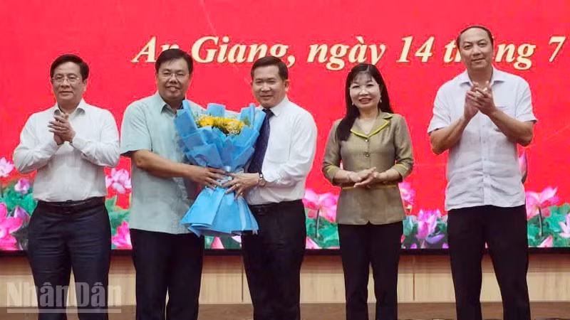Thường trực Tỉnh ủy An Giang chúc mừng đồng chí Đinh Văn Nơi.