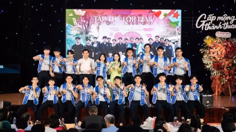 Em Phan Đình Triết và tập thể lớp 12A5 chuyên Tin, Trường trung học phổ thông chuyên Lê Quý Đôn, thành phố Đà Nẵng.