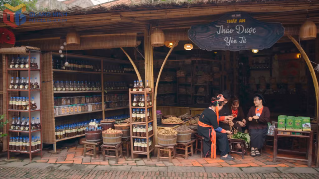 Du khách trải nghiệm các hoạt động văn hóa, vui chơi dân gian và khám phá những nét đặc sắc trong đời sống văn hóa truyền thống tại Yên Tử.