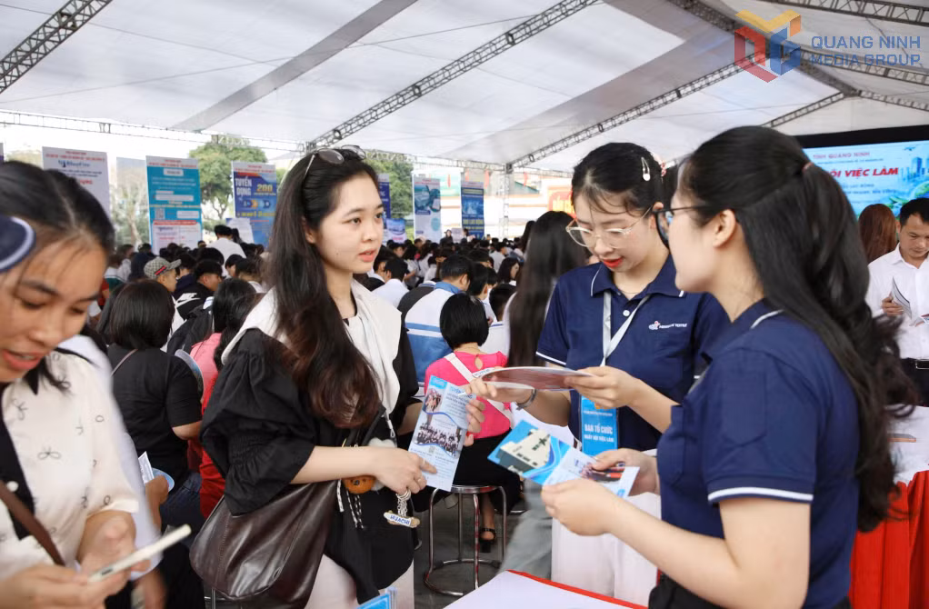 Doanh nghiệp trực tiếp tư vấn, hướng dẫn người lao động tìm hiểu thông tin và lựa chọn vị trí việc làm phù hợp tại Ngày hội việc làm tại xã Quảng Hà.