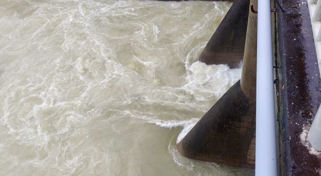 Hiện đơn vị vận hành hồ đang mở 1 cửa xả với mức xả 40m³/giây, duy trì mực nước hồ trong tầm kiểm soát để sẵn sàng đón lũ.