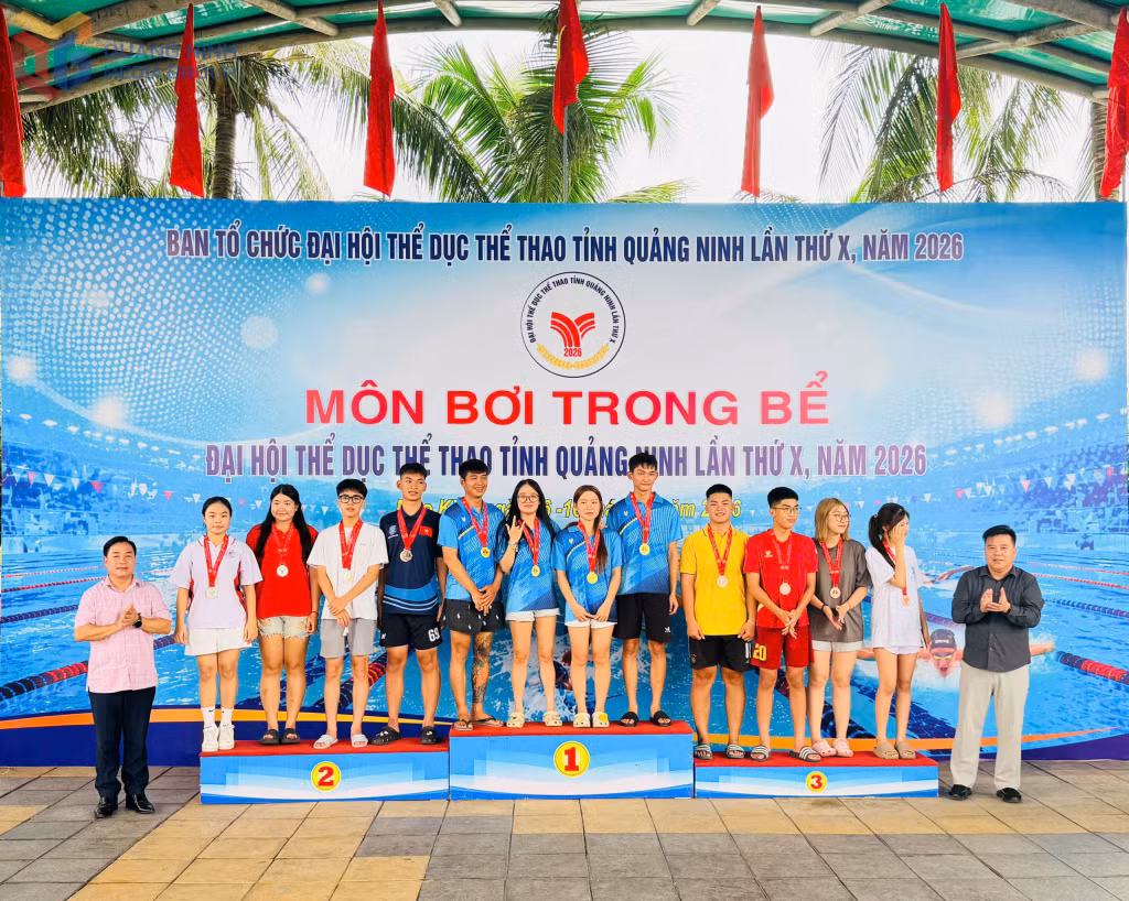 Ban Tổ chức trao giải cho các VĐV thi đấu xuất sắc tại giải.