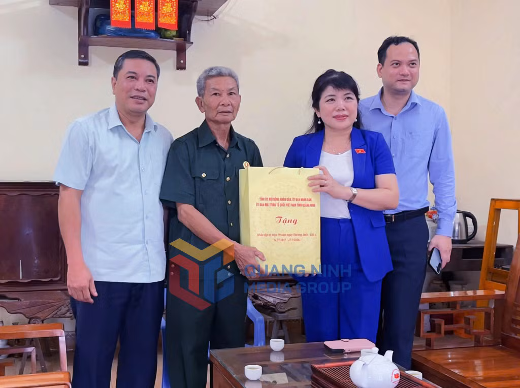 Đồng chí Nguyễn Thị Thu Hà, Phó Trưởng Đoàn Đại biểu Quốc hội tỉnh thăm, tặng quà ông Hoàng Tiến Đặng (thương binh, xã Ba Chẽ) (7-2026). Ảnh: Nguyễn Thanh